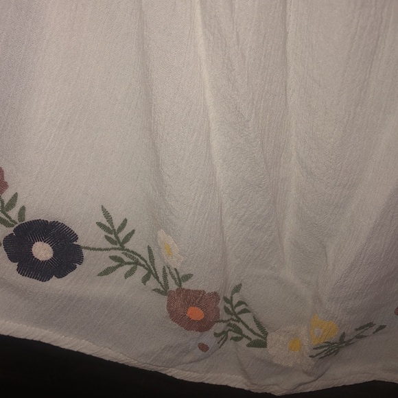 Embroidered White Cropped Top - small size - Picture 4 of 9